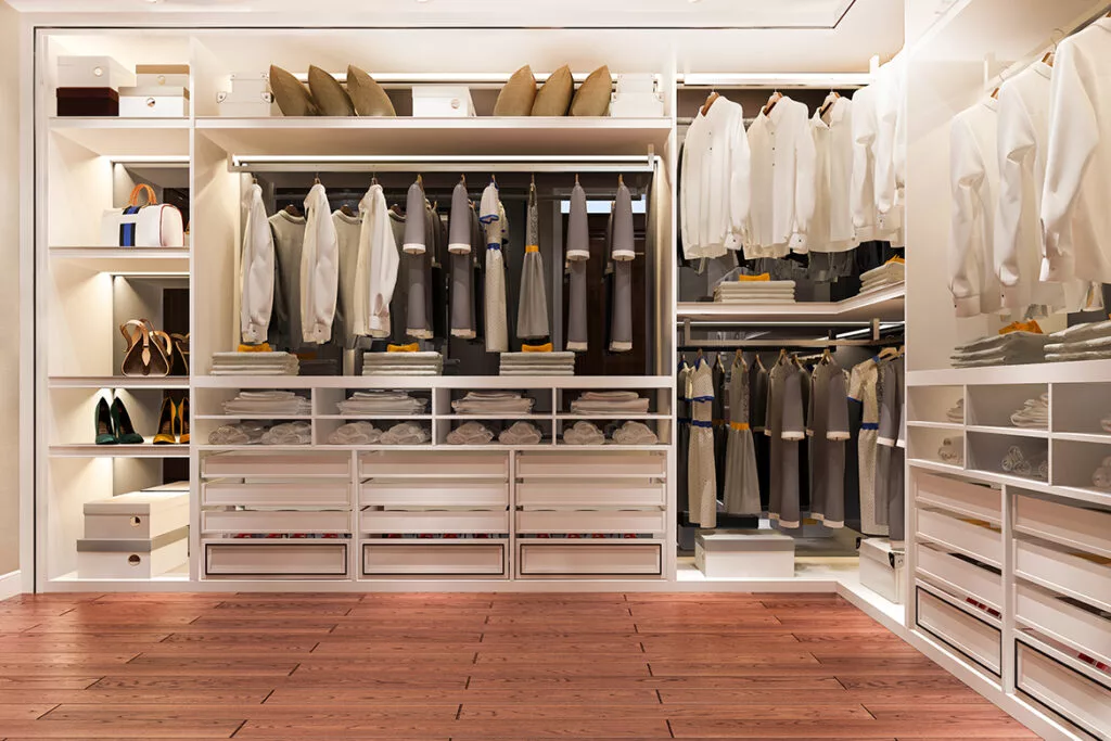 organize wardrobe